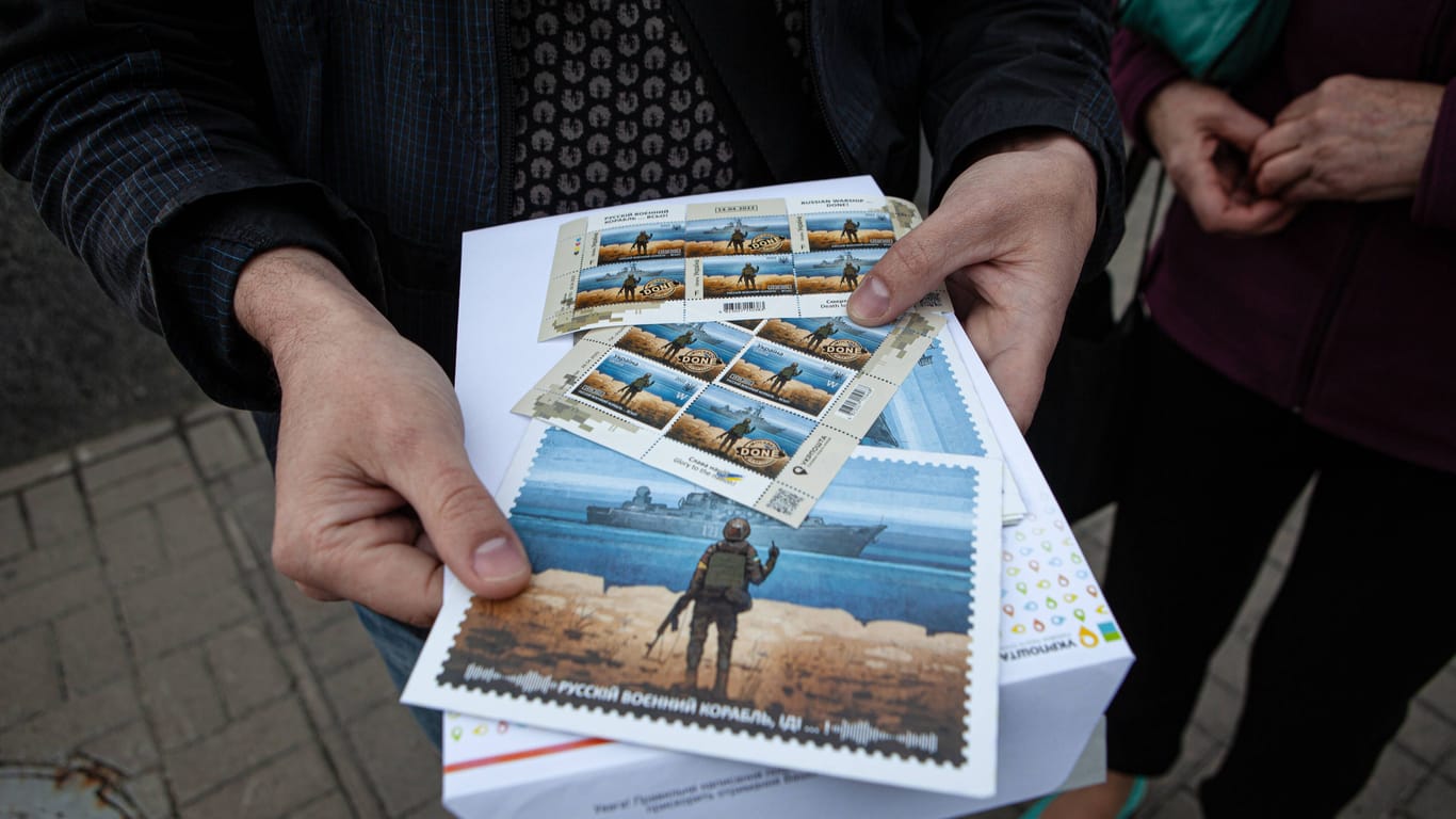 Die Ukraine veröffentliche im Jahr 2022 Briefmarken und Postkarten, die im Land zum Symbol im Kampf gegen die russische Marine wurden.