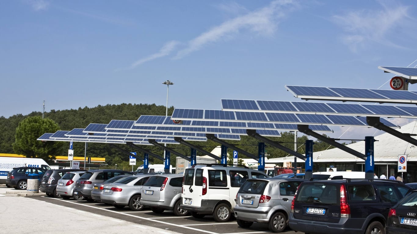 Eine Solaranlage über einem Parkplatz in Italien: Auch hierzulande sollen die PV-Anlagen gefördert werden.