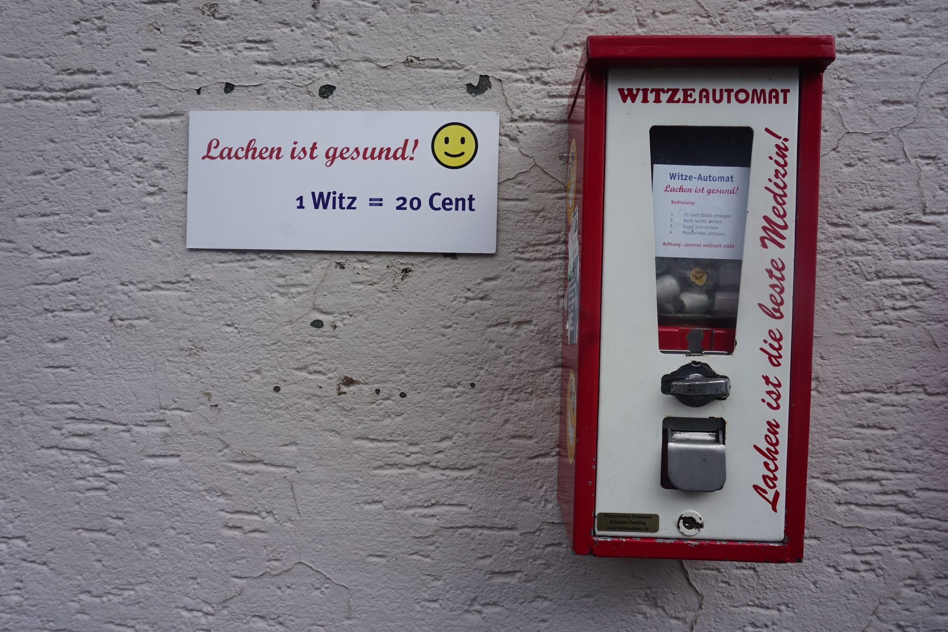 Witze für 20 Cent aus einem Automaten: Früher spuckte die Maschine Kaugummis zum selben Preis aus.