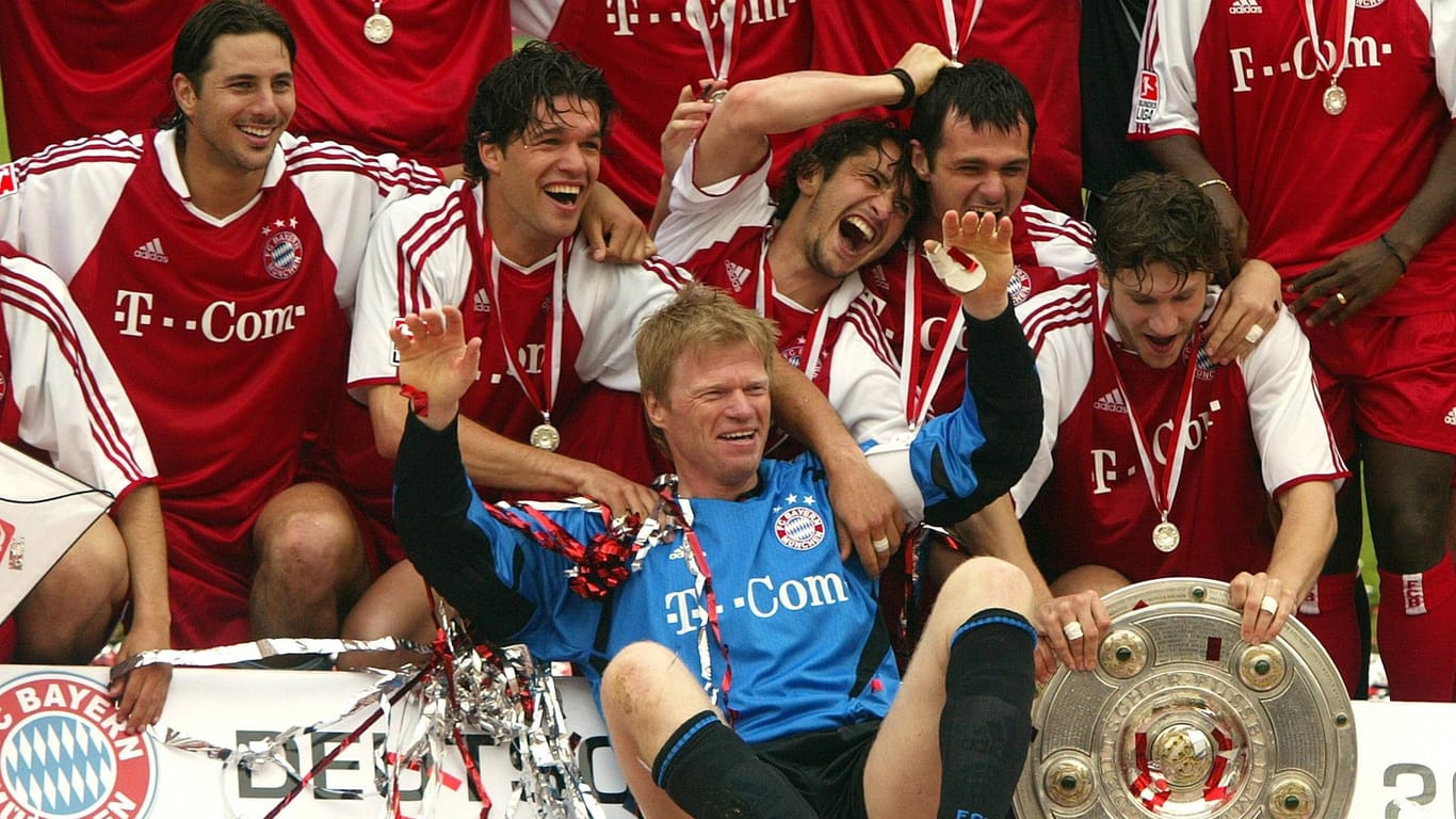 Meisterfeier des FC Bayern: Oliver Kahn (in Blau) feiert mit seinen Teamkameraden Claudio Pizarro, Michael Ballack, Bixente Lizarazu, Willy Sagnol und Torsten Frings (v. l. n. r.).
