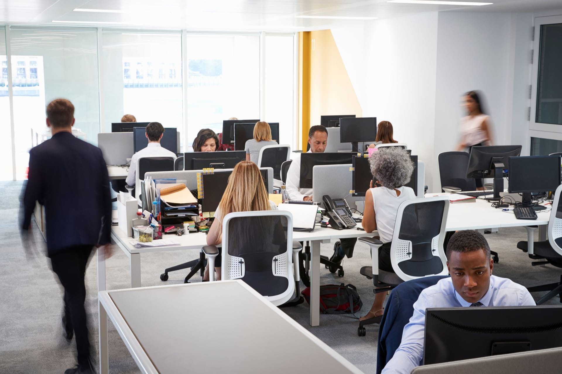 Blick in ein Büro: Die Deutschen sitzen immer länger.