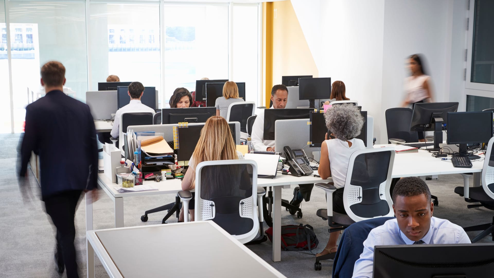 Blick in ein Büro: Die Deutschen sitzen immer länger.