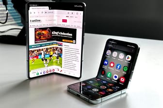 Samsung Galaxy Z Fold 5 (links) und Flip 5: Bei der jüngsten Generation von Falttelefonen ist endlich auch ein altes Problem verschwunden.