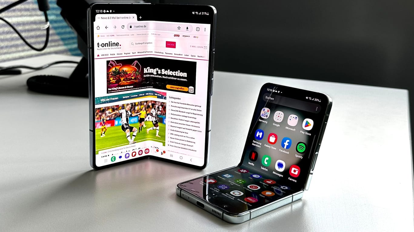 Samsung Galaxy Z Fold 5 (links) und Flip 5: Bei der jüngsten Generation von Falttelefonen ist endlich auch ein altes Problem verschwunden.