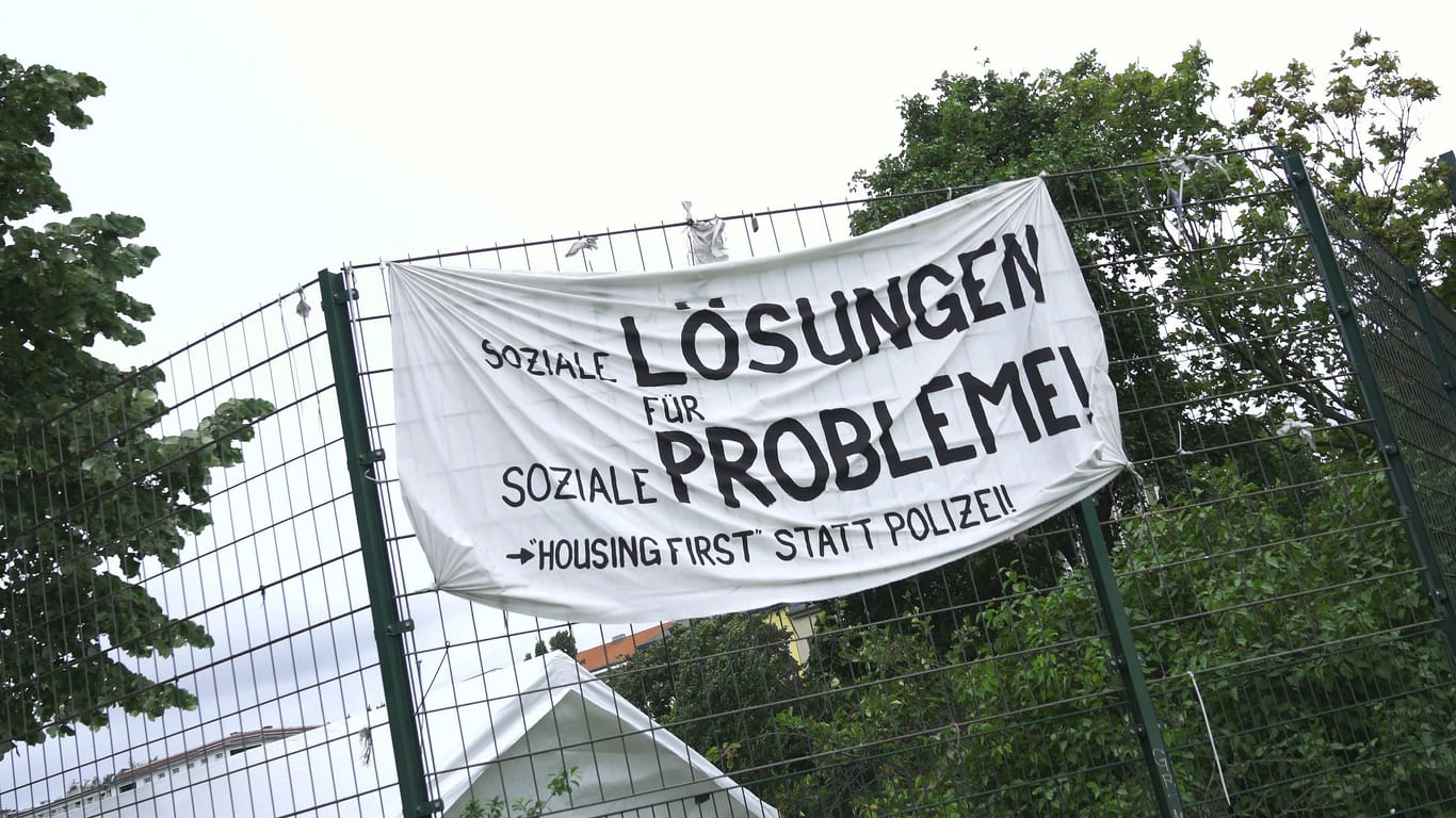 Ein Banner im Görli: "Soziale Lösungen für soziale Probleme!"