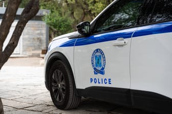 Polizei in Griechenland (Symbolbild): Eine Touristin starb an Schüssen.