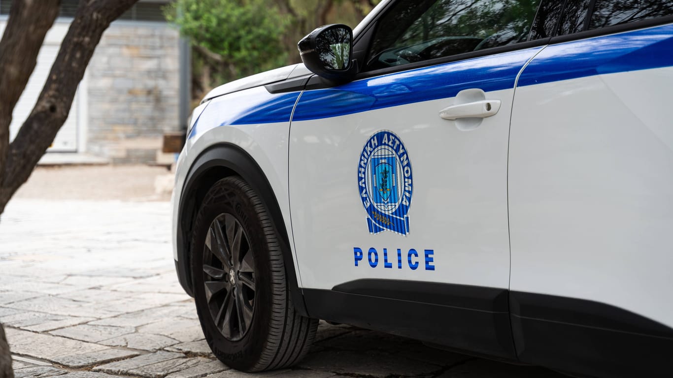 Polizei in Griechenland (Symbolbild): Eine Touristin starb an Schüssen.