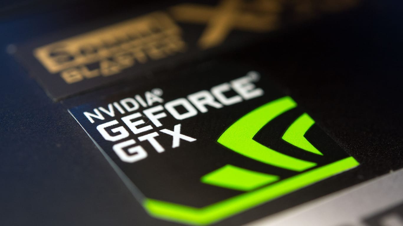 Aufkleber von einer NVIDIA-GeForce-Grafikkarte an einem Notebook (Symbolbild): Die Chips des Herstellers stecken zum Beispiel auch in Rechenzentren.