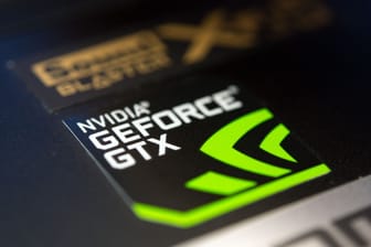 Aufkleber von einer NVIDIA-GeForce-Grafikkarte an einem Notebook (Symbolbild): Die Chips des Herstellers stecken zum Beispiel auch in Rechenzentren.