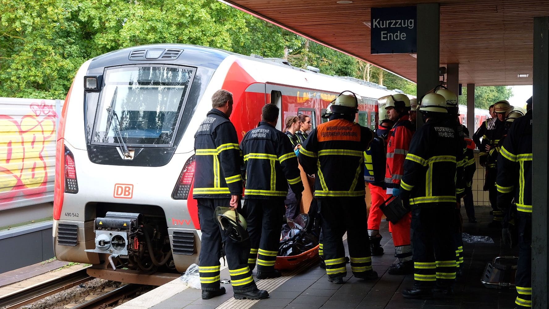 Einsatz am Bahnhof: Eine S-Bahn hat einen Mann erfasst und mitgeschleift. Einsatz am Bahnhof: Eine S-Bahn hat einen Mann erfasst und mitgeschleift.
