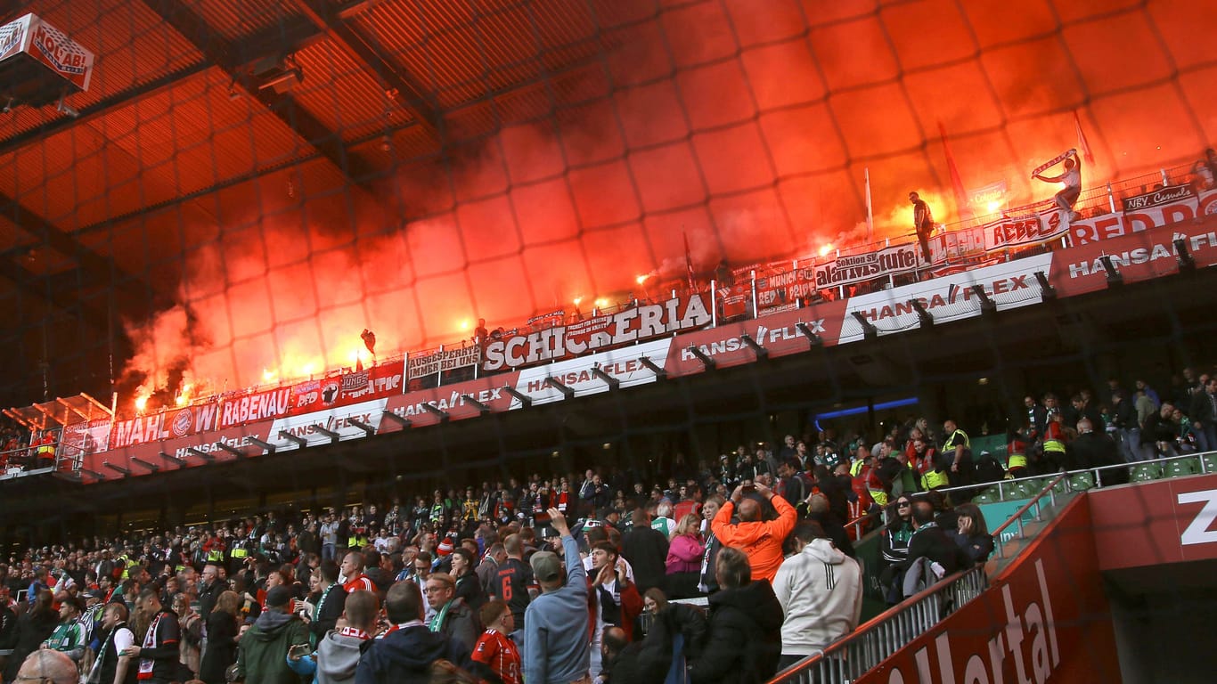 Bayern-Fans zünden Pyrotechnik im Oberrang des Weserstadions (Archivbild): Für die Bremer Heimfans wurde es gefährlich.