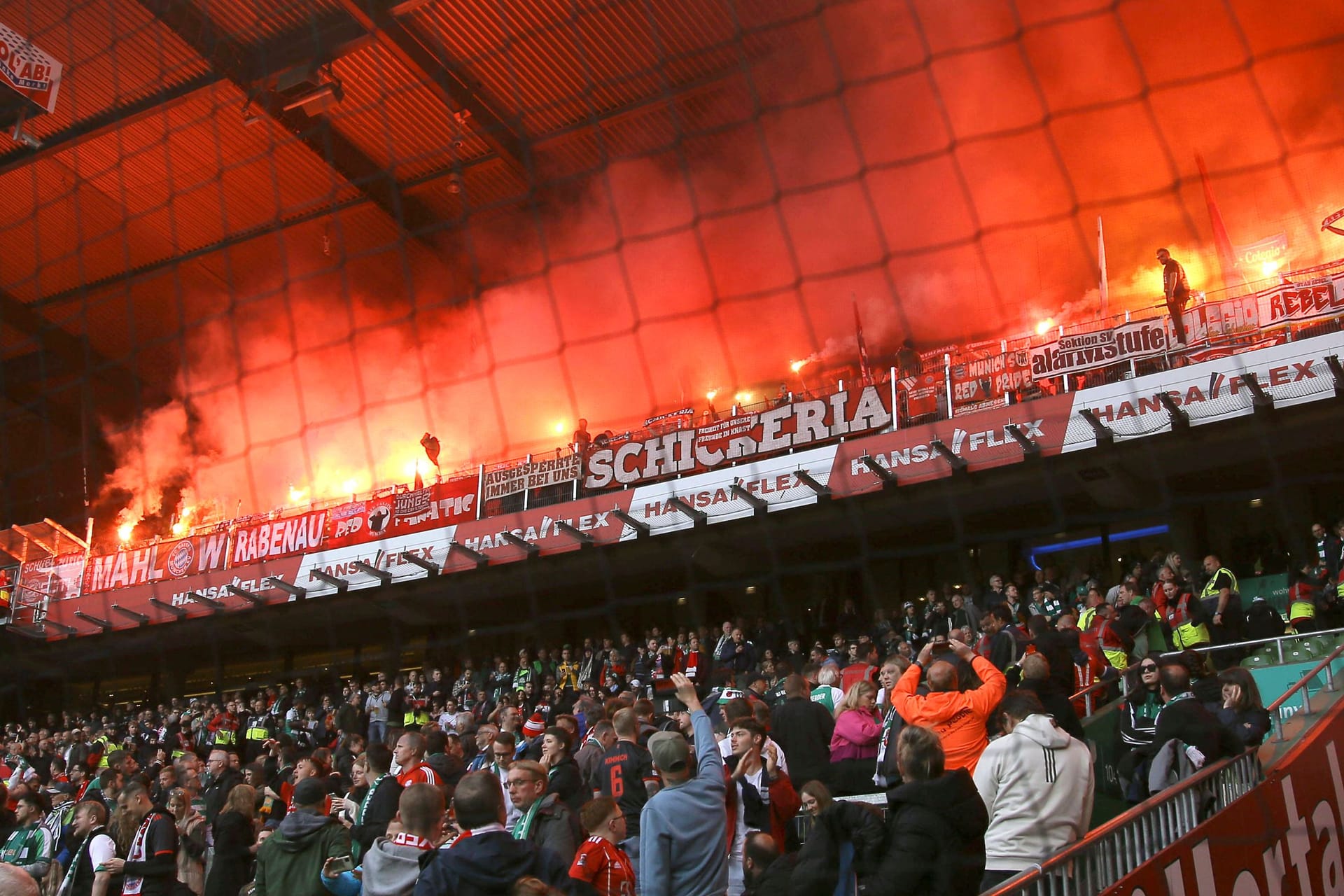 Bayern-Fans zünden Pyrotechnik im Oberrang des Weserstadions (Archivbild): Für die Bremer Heimfans wurde es gefährlich.