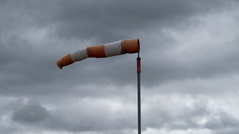 Im Sturm: Ein Windsack bei schlechtem Wetter