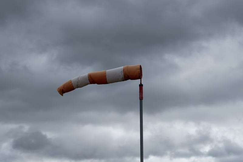 Im Sturm: Ein Windsack bei schlechtem Wetter