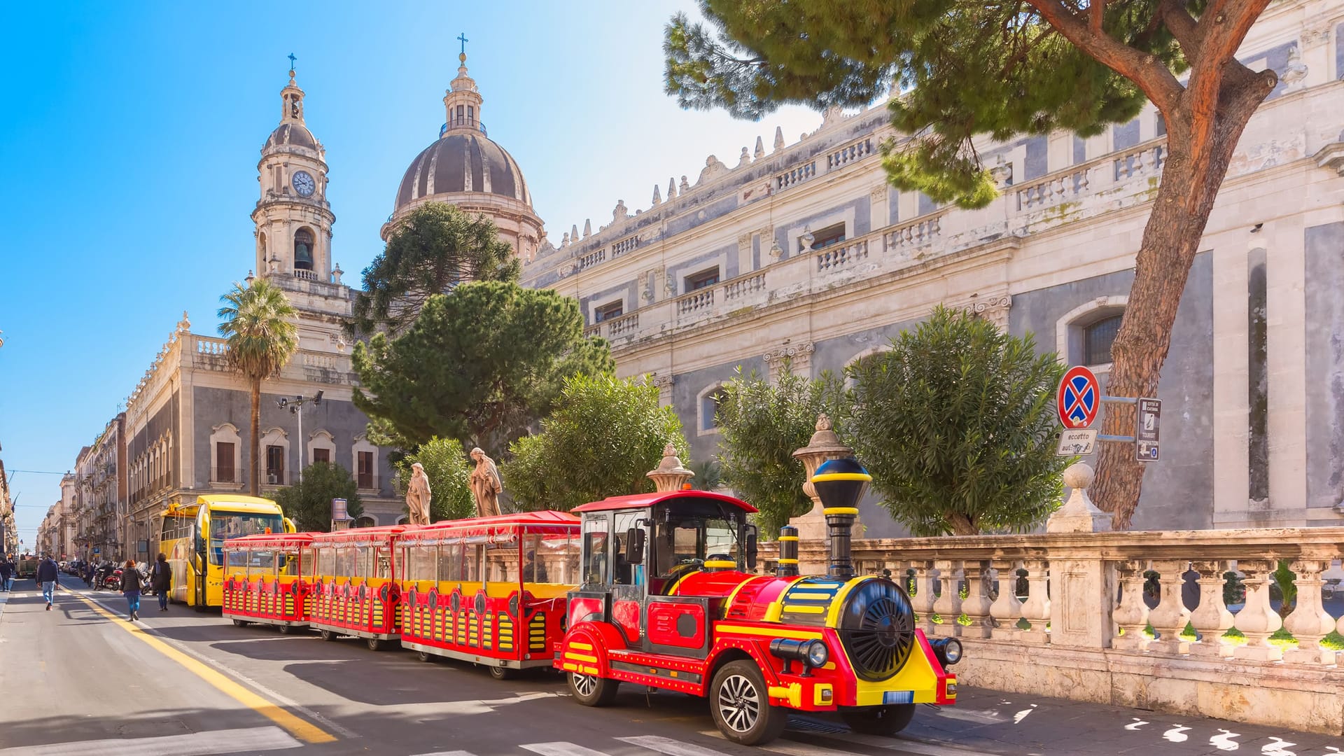 Die Kathedrale von Catania ist ein Touristenmagnet (Symbolbild): Ab Hannover gibt es bald direkte Flüge nach Sizilien.