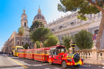 Die Kathedrale von Catania ist ein Touristenmagnet (Symbolbild): Ab Hannover gibt es bald direkte Flüge nach Sizilien.