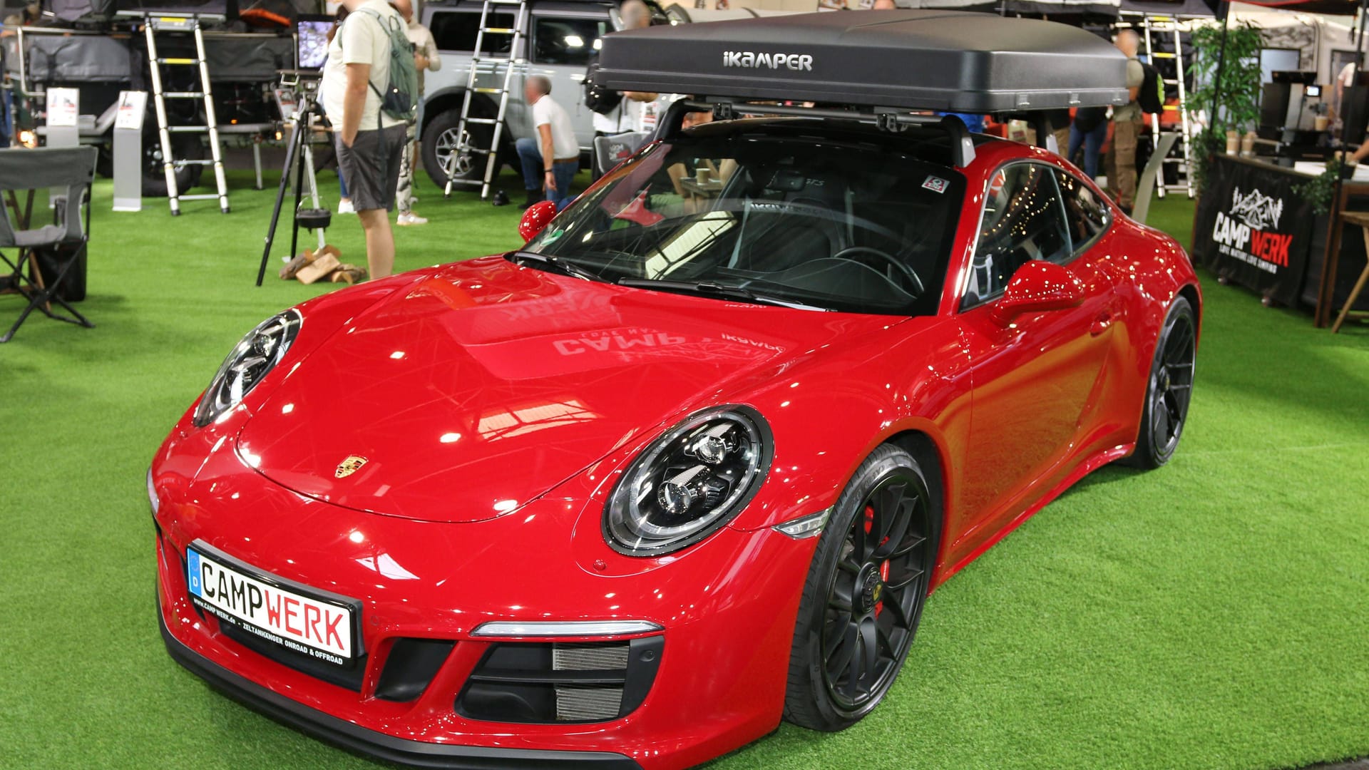 Porsche 911 Carrera GTS (Coupe, Baureihe 991 facelift, Farbe: Rot) mit Campwerk iKamper Dachzelt: Die Mini-Dachzelte bieten viel Liegefläche.