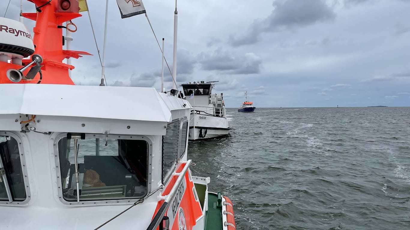 Die Seenotretter schleppen das Fahrgastschiff ab: Das Küstenstreifenboot "Damerow" der Wasserschutzpolizei Mecklenburg-Vorpommern sichert derweil den Schleppverband ab.