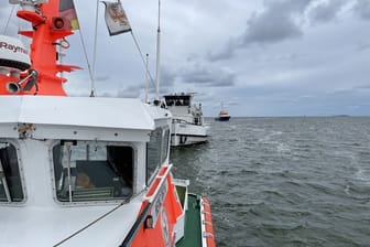 Die Seenotretter schleppen das Fahrgastschiff ab: Das Küstenstreifenboot "Damerow" der Wasserschutzpolizei Mecklenburg-Vorpommern sichert derweil den Schleppverband ab.