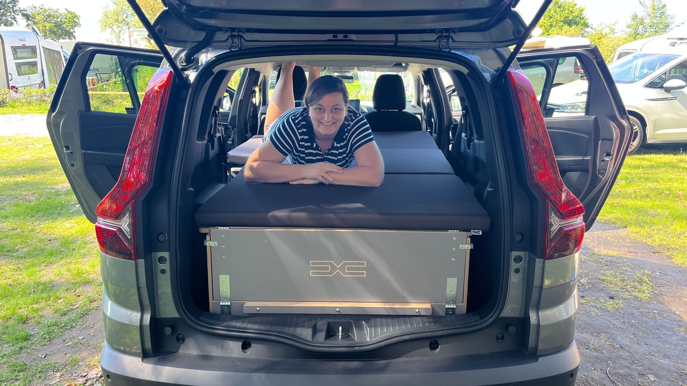 Schlafen im Auto: t-online-Redakteurin Sandra Simonsen hat es in einem Dacia Jogger ausprobiert.