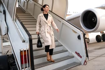 Abu Dhabi: Außenministerin Annalena Baerbock steigt aus der Regierungsmaschine.