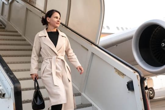 Abu Dhabi: Außenministerin Annalena Baerbock steigt aus der Regierungsmaschine.