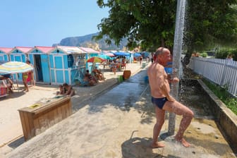 Ein Mann duscht sich an einem Strand in Italien (Symbolbild). Bei Untersuchungen sind gravierende Mängel gefunden worden.