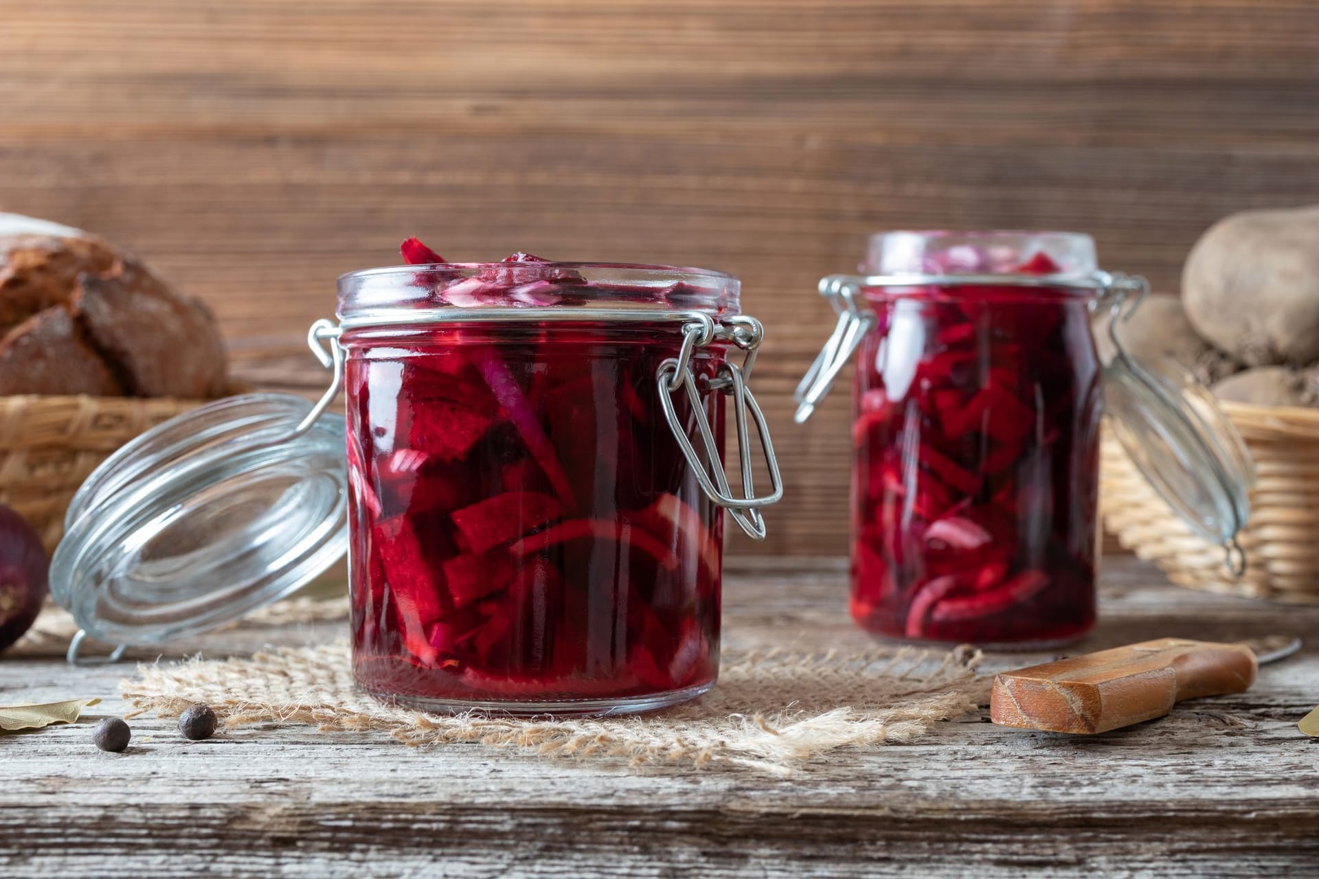 Auch die nährstoffreichen, grünen Stängel der roten Beete sind gut zum Einkochen oder zur Verarbeitung in grünen Smoothies geeignet.