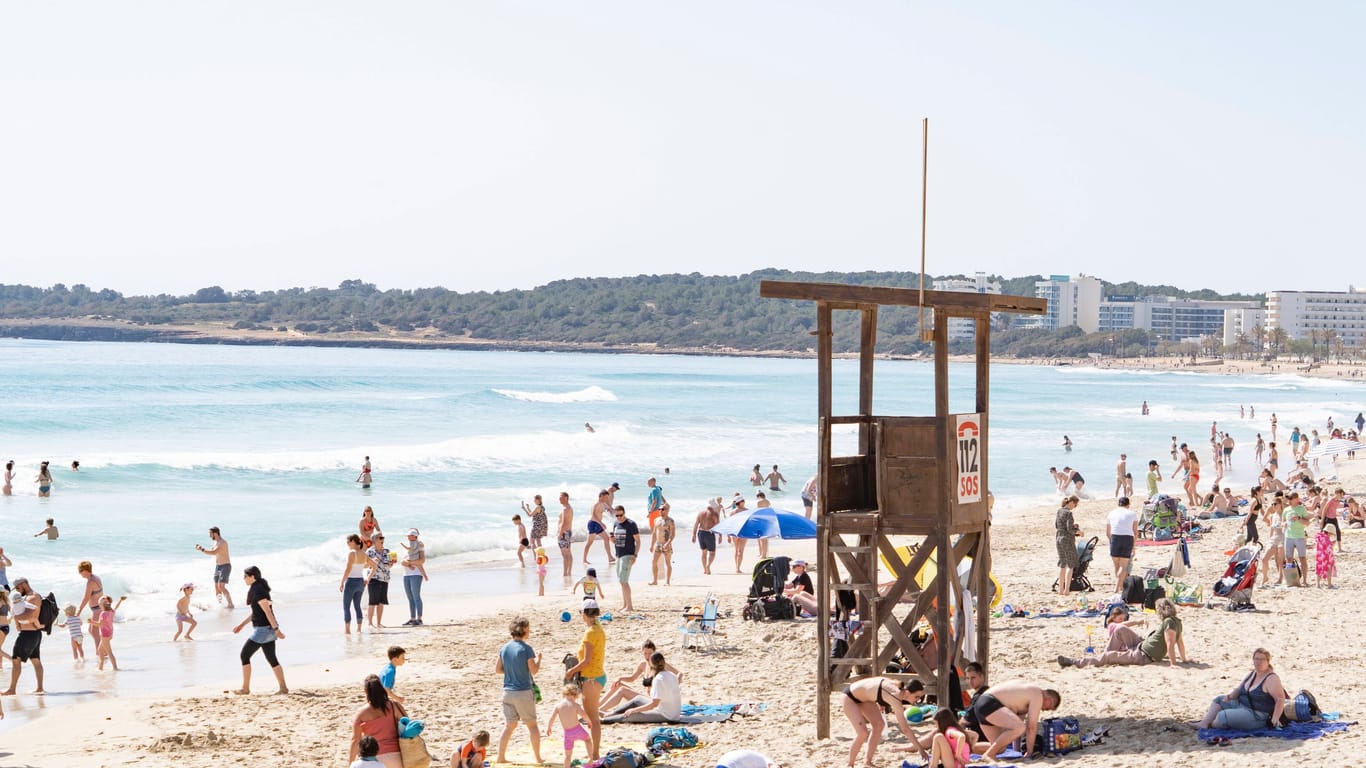 Strand von Cala Millor (Archivbild): Die enorm hohen Temperaturen könnten ein möglicher Auslöser für den Herzstillstand gewesen sein.