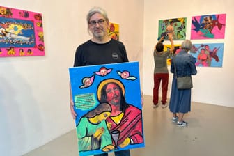 Pfarrer Thomas Zeitler in der Kreisgalerie: Er hatte die Ausstellung des schwulen Künstlers von Praunheim in die Kirche geholt.