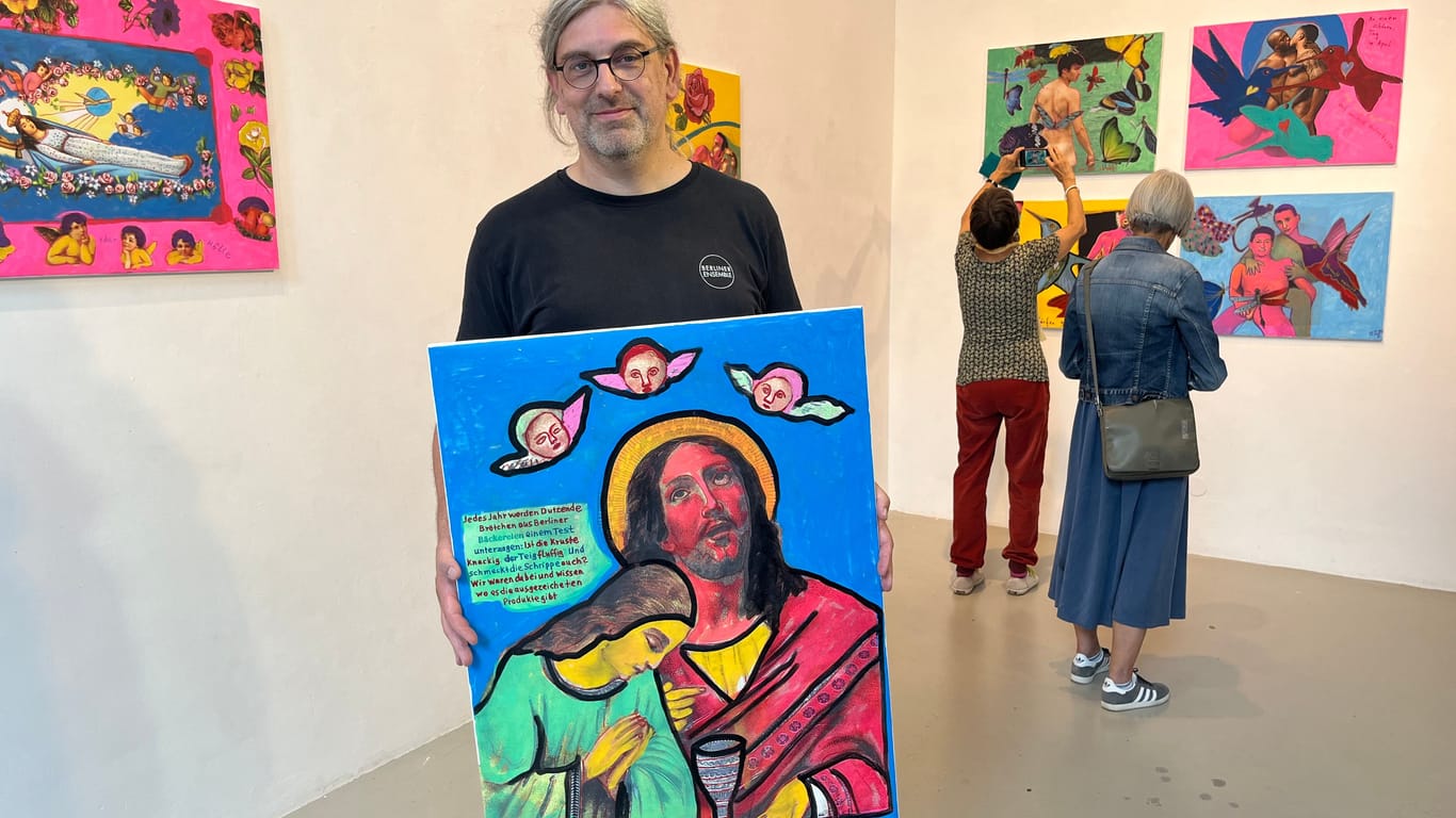Pfarrer Thomas Zeitler in der Kreisgalerie: Er hatte die Ausstellung des schwulen Künstlers von Praunheim in die Kirche geholt.