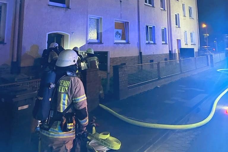 Ein Kellerbrand in einem Mehrfamilienhaus: Nach Löschen des Brands am Samstag ist eine Leiche gefunden worden.