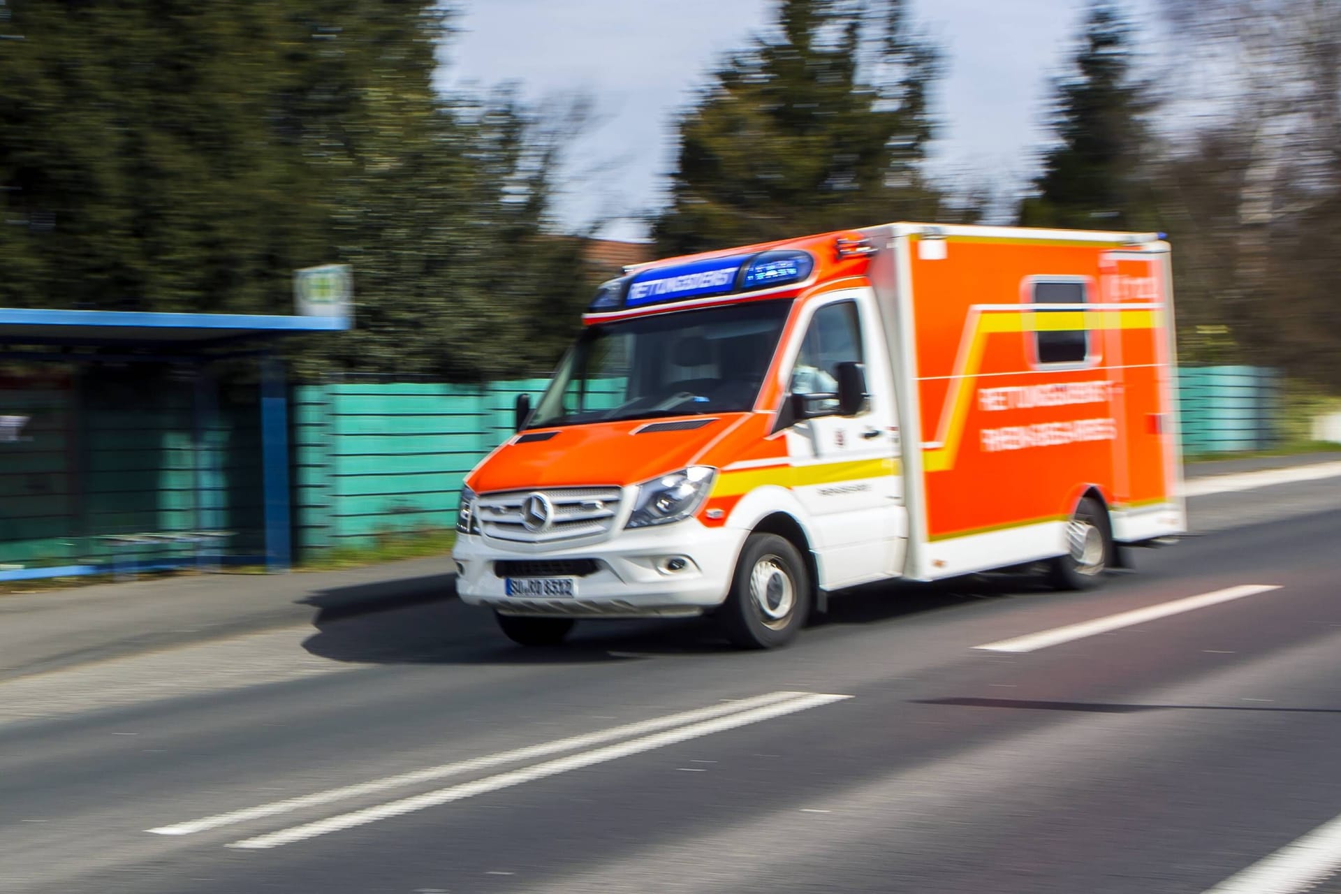 Krankenwagen im Einsatz im Rhein-Sieg-Kreis (Archivfoto): Auch ein Rettungshubschrauber war im Einsatz.