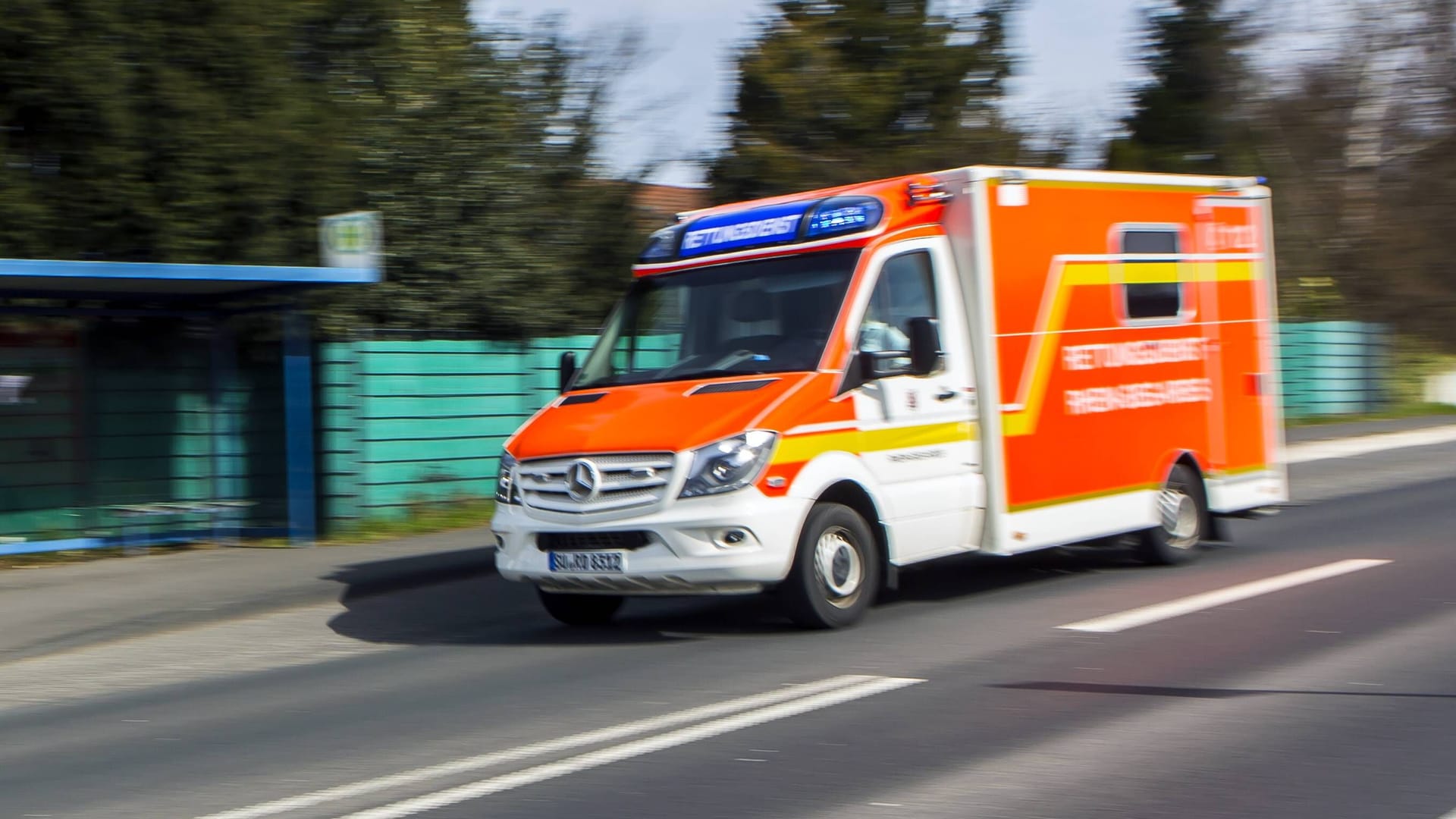 Krankenwagen im Einsatz im Rhein-Sieg-Kreis (Archivfoto): Auch ein Rettungshubschrauber war im Einsatz.