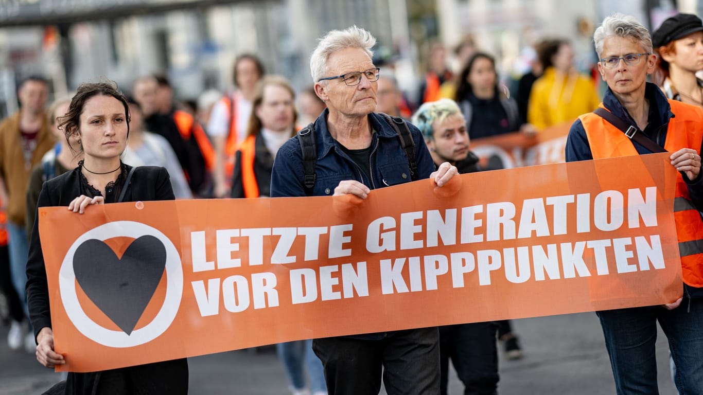 Demonstranten der "Letzten Generation" demonstrieren mit einem Banner (Archivfoto): Hamburgs Bürgermeister Peter Tschentscher will sich weiter nicht erpressen lassen.