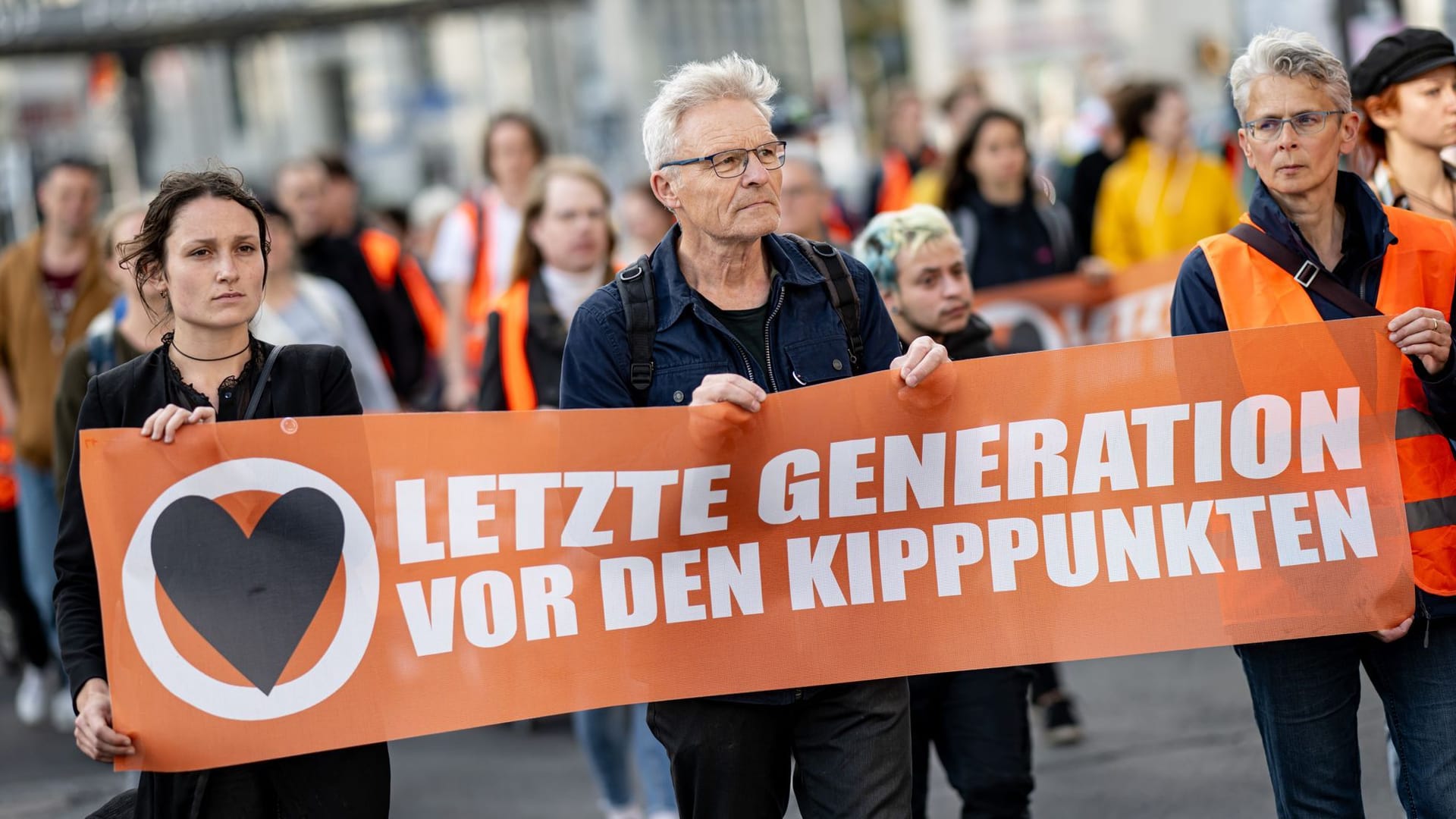 Demonstranten der "Letzten Generation" demonstrieren mit einem Banner (Archivfoto): Hamburgs Bürgermeister Peter Tschentscher will sich weiter nicht erpressen lassen.