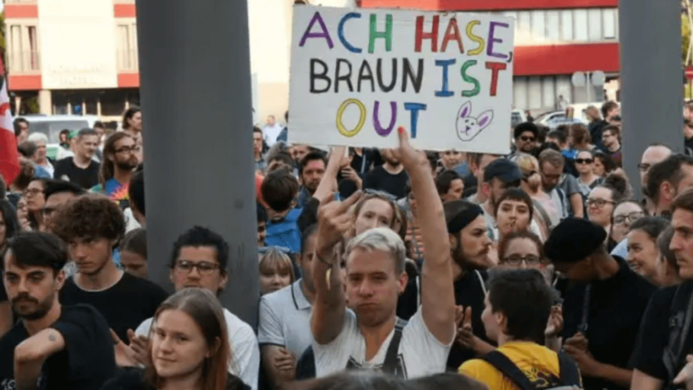 Gegenprotest: "Hase" wurde auch Thema bei Menschen, die in Chemnitz in den Tagen nach den tödlichen Stichen auf Daniel H. gegen Rassismus demonstrierten.