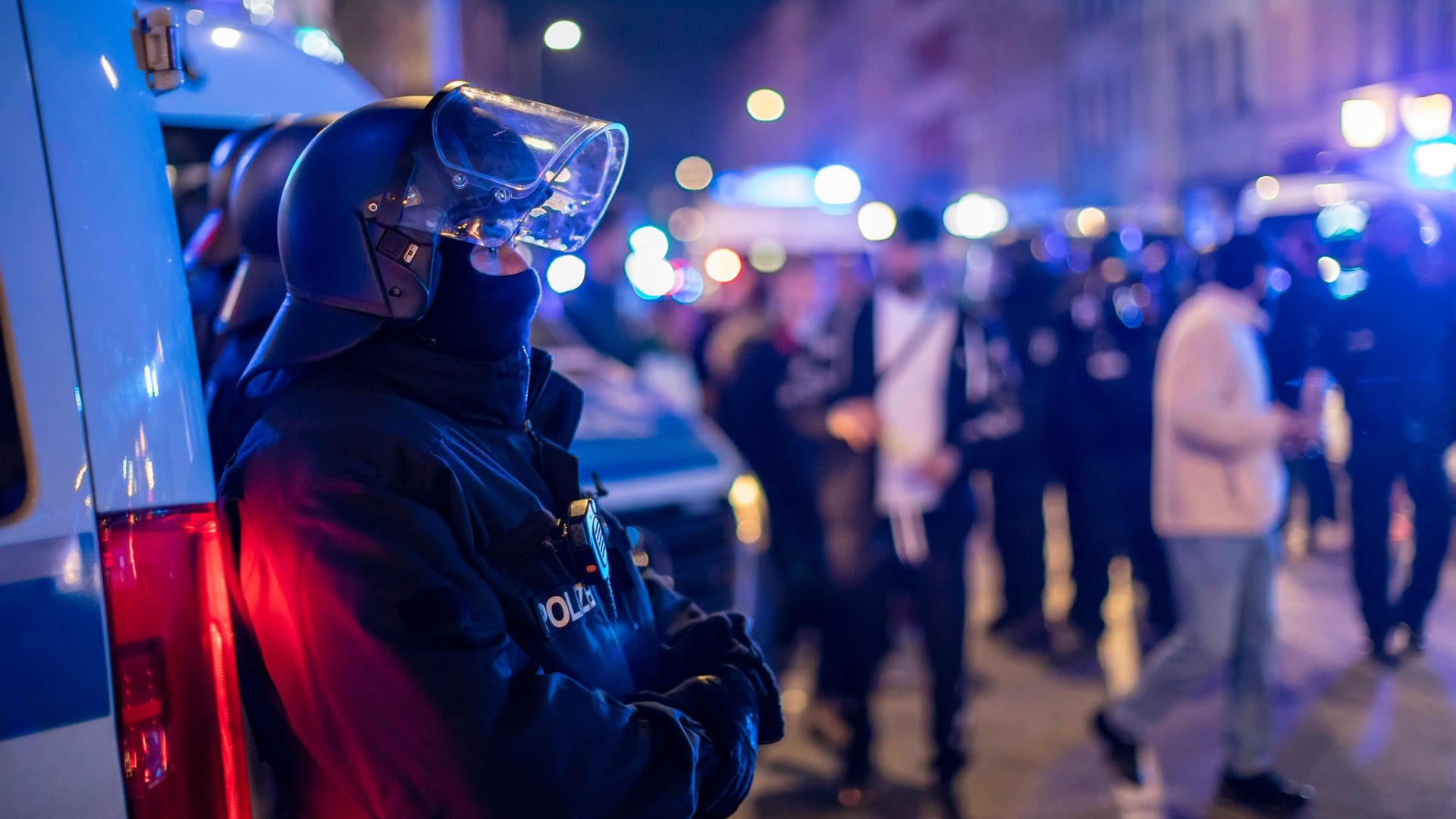 Polizei im Großeinsatz (Symbolfoto): In Unna rückten die Beamten erneut zu einer Flüchtlingsunterkunft aus.