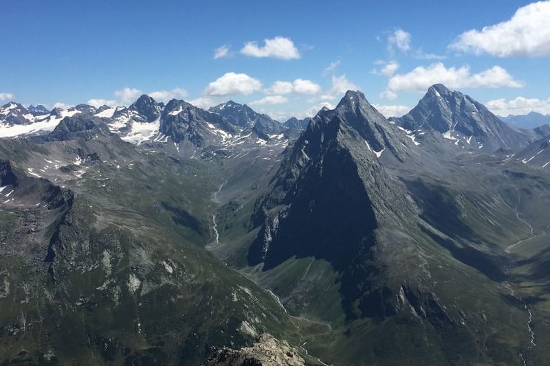 Blick auf die Schweizer Alpen (Archivbild): Durch Schneeschmelze tauchen vermehrt vermisste Bergsteiger auf.