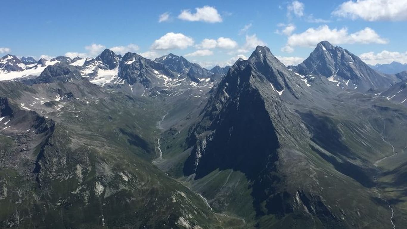 Blick auf die Schweizer Alpen (Archivbild): Durch Schneeschmelze tauchen vermehrt vermisste Bergsteiger auf.