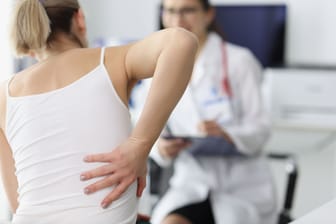 Eine Frau mit Brustkorbschmerzen beim Arzt