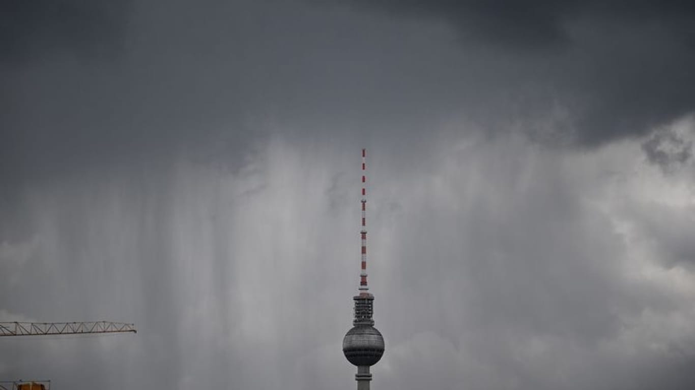 Es besteht immer noch Unwettergefahr in Berlin und Brandenburg.