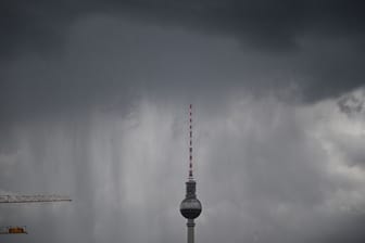 Es besteht immer noch Unwettergefahr in Berlin und Brandenburg.