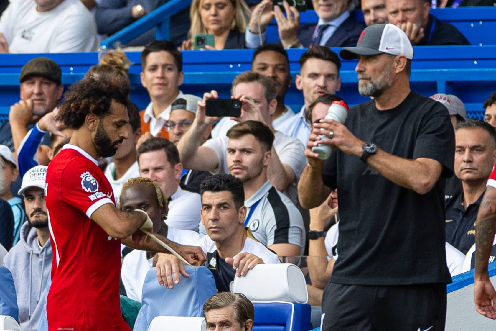 Mohamed Salah (links) geht an Jürgen Klopp vorbei: Der Ägypter war mit seiner Auswechslung unzufrieden.