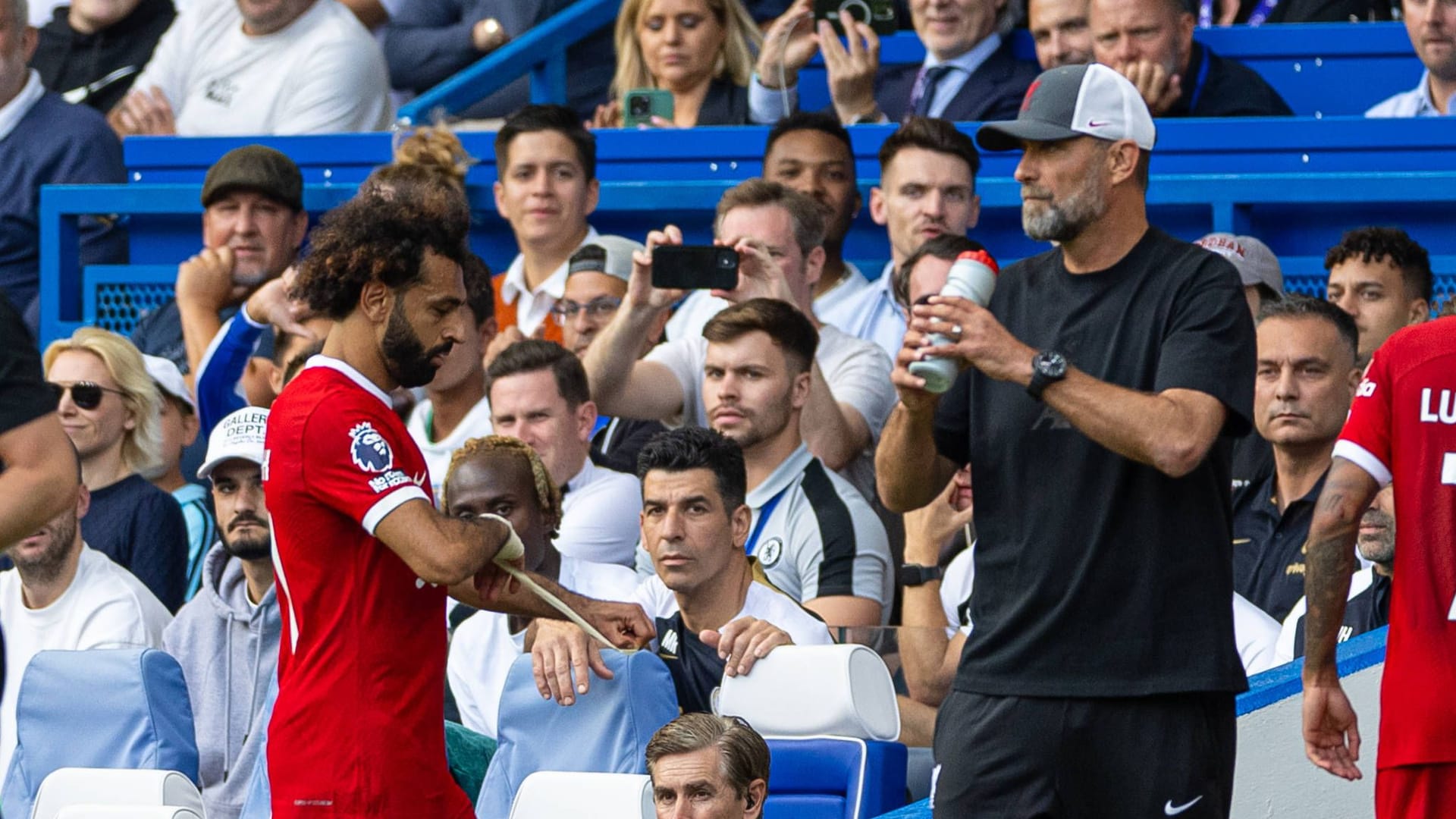 Mohamed Salah (links) geht an Jürgen Klopp vorbei: Der Ägypter war mit seiner Auswechslung unzufrieden. Mohamed Salah (links) geht an Jürgen Klopp vorbei: Der Ägypter war mit seiner Auswechslung unzufrieden.
