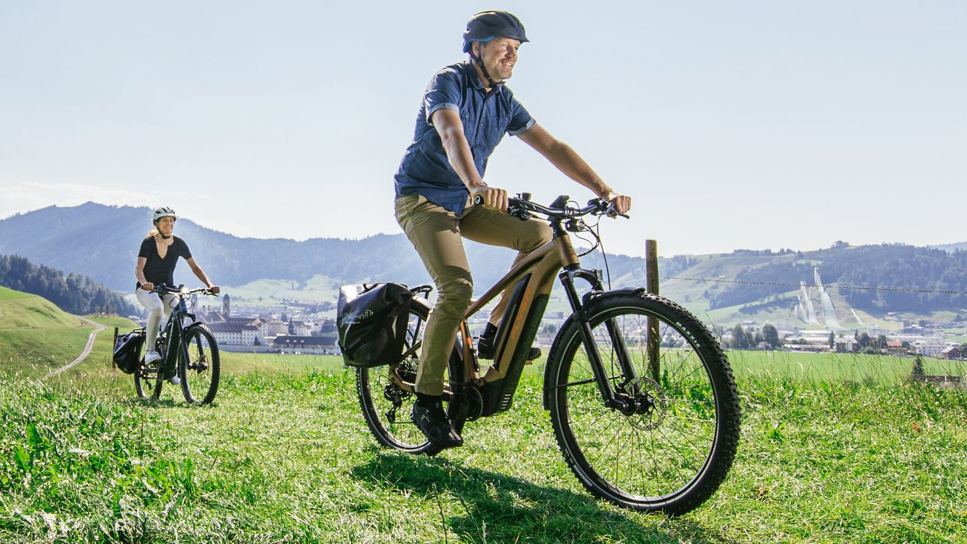 Eine Radtour im Grünen: Fahrradfahren lässt sich auch im Erwachsenenalter noch lernen.