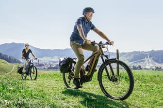 Eine Radtour im Grünen: Fahrradfahren lässt sich auch im Erwachsenenalter noch lernen.