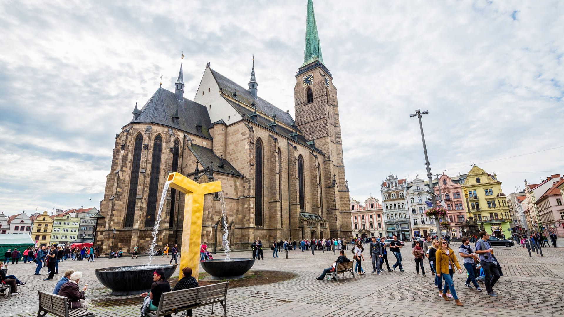 Hoch hinaus: Die St.-Bartholomäus-Kathedrale ist mit 102 Metern die höchste Kirche des Landes.