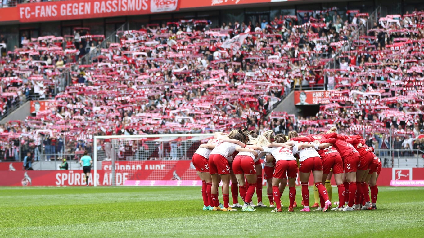 Voll Hütte: Zum Bundesligaspiel zwischen Köln und Frankfurt kamen fast 40.000 Fans.