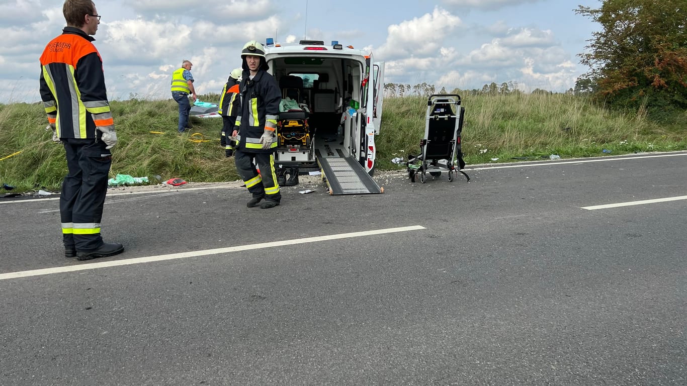 Verunfallter Krankenwagen: Drei Menschen verstarben bei dem Unfall im Kreis Ansbach, zwei weitere sollen verletzt worden sein.
